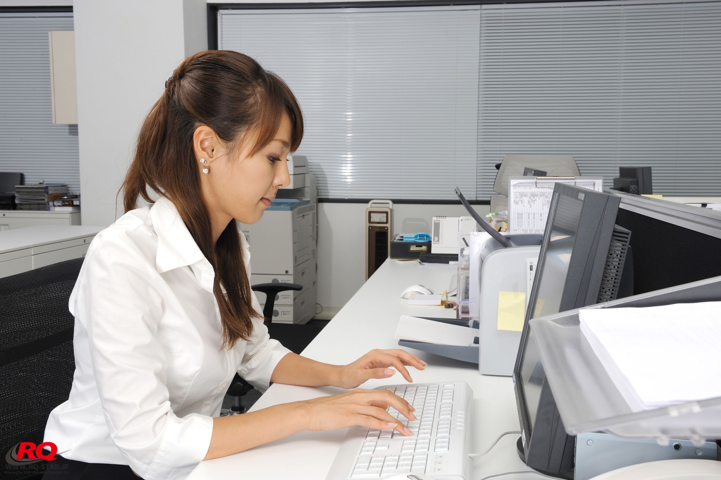 M940-[RQ-STAR] NO.00062 Tomoe Nakagawa 中川知映 Office Lady 写真集 - 94零社区 RQ-STAR-第1张