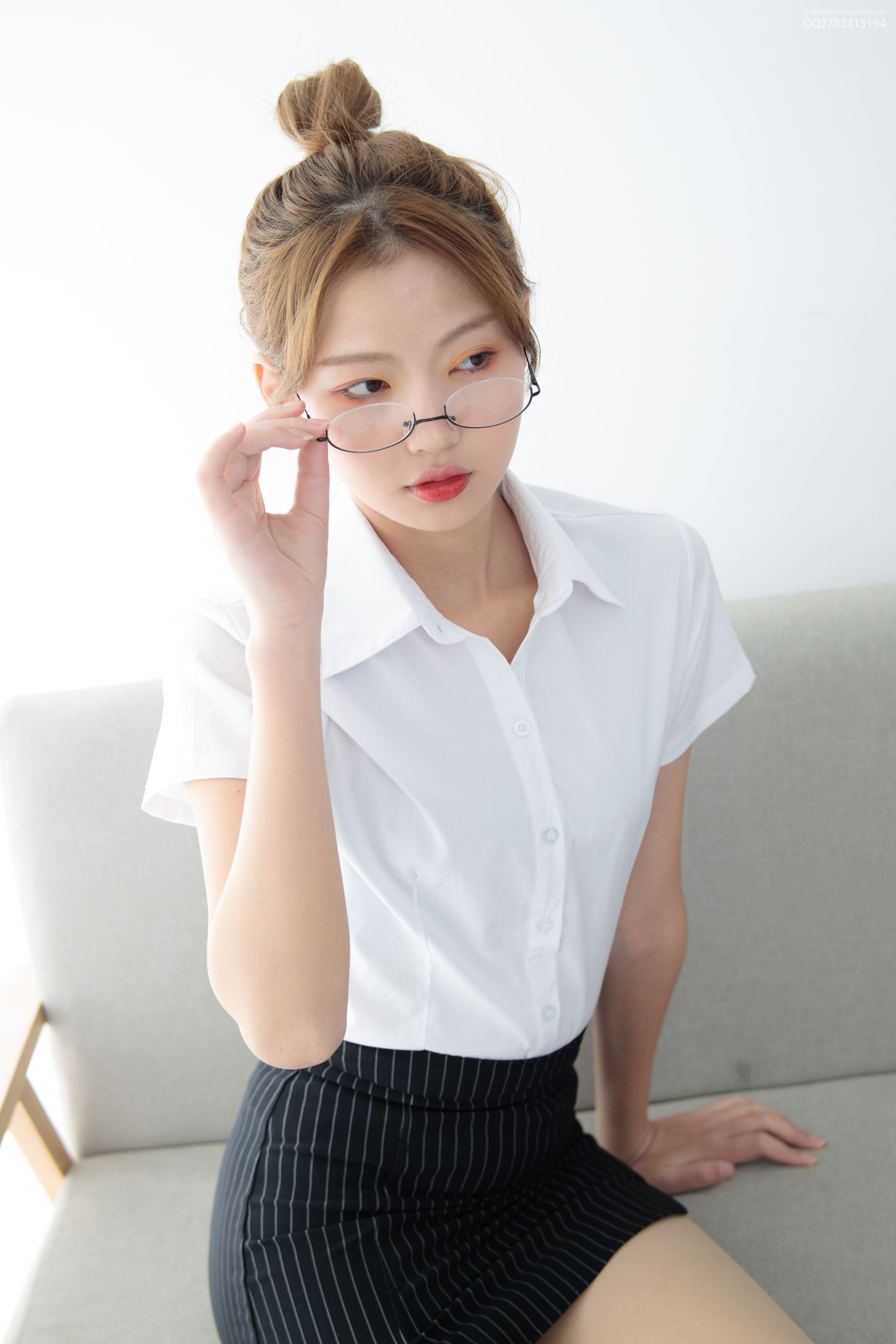 M940-[森萝财团] JKFUN-044 OL一定要搭配眼镜 50D肉丝 - 94零社区 森萝财团-第3张