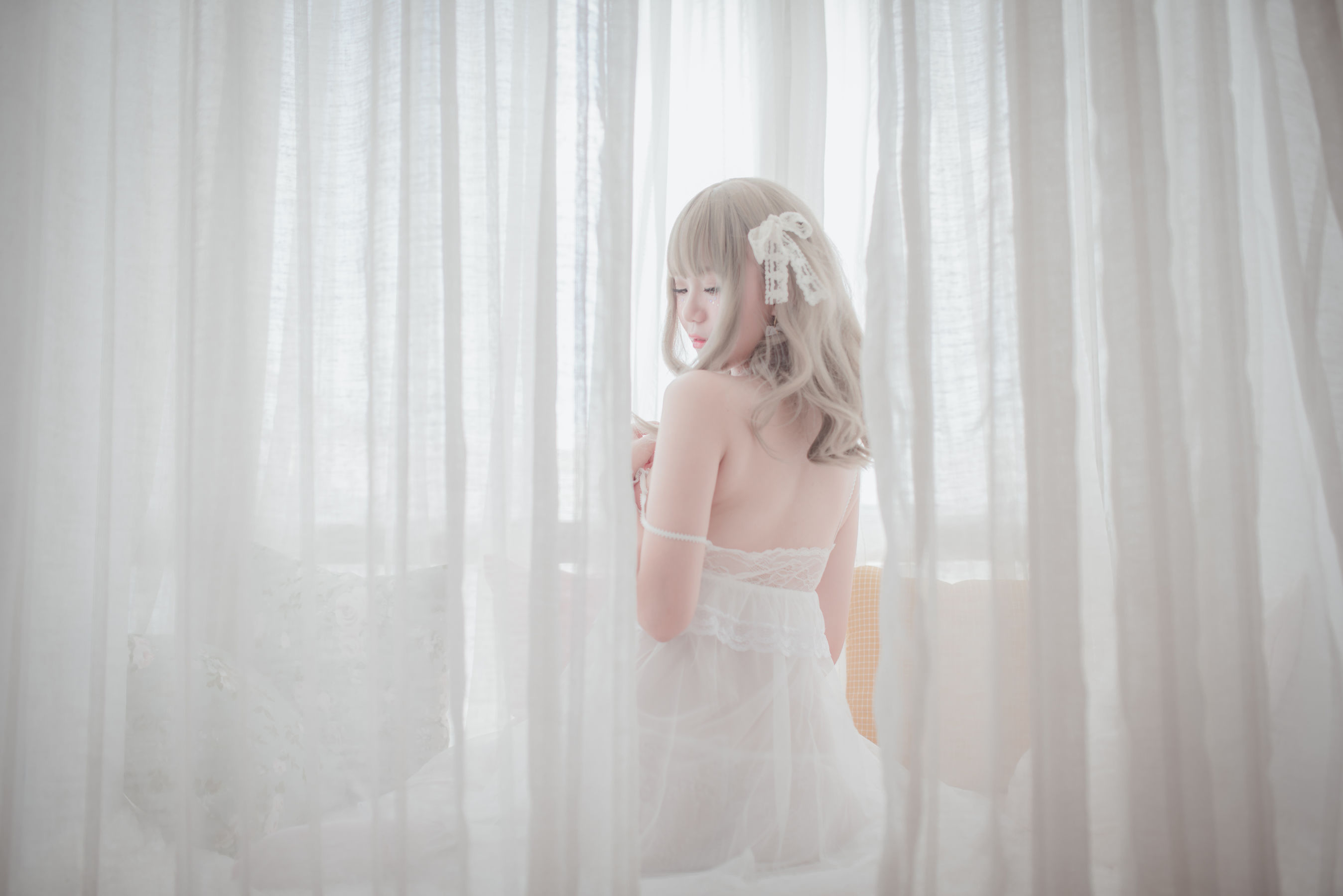 [萝莉COS] Yoko宅夏《白色丝质连衣裙》 Cosplay-第3张