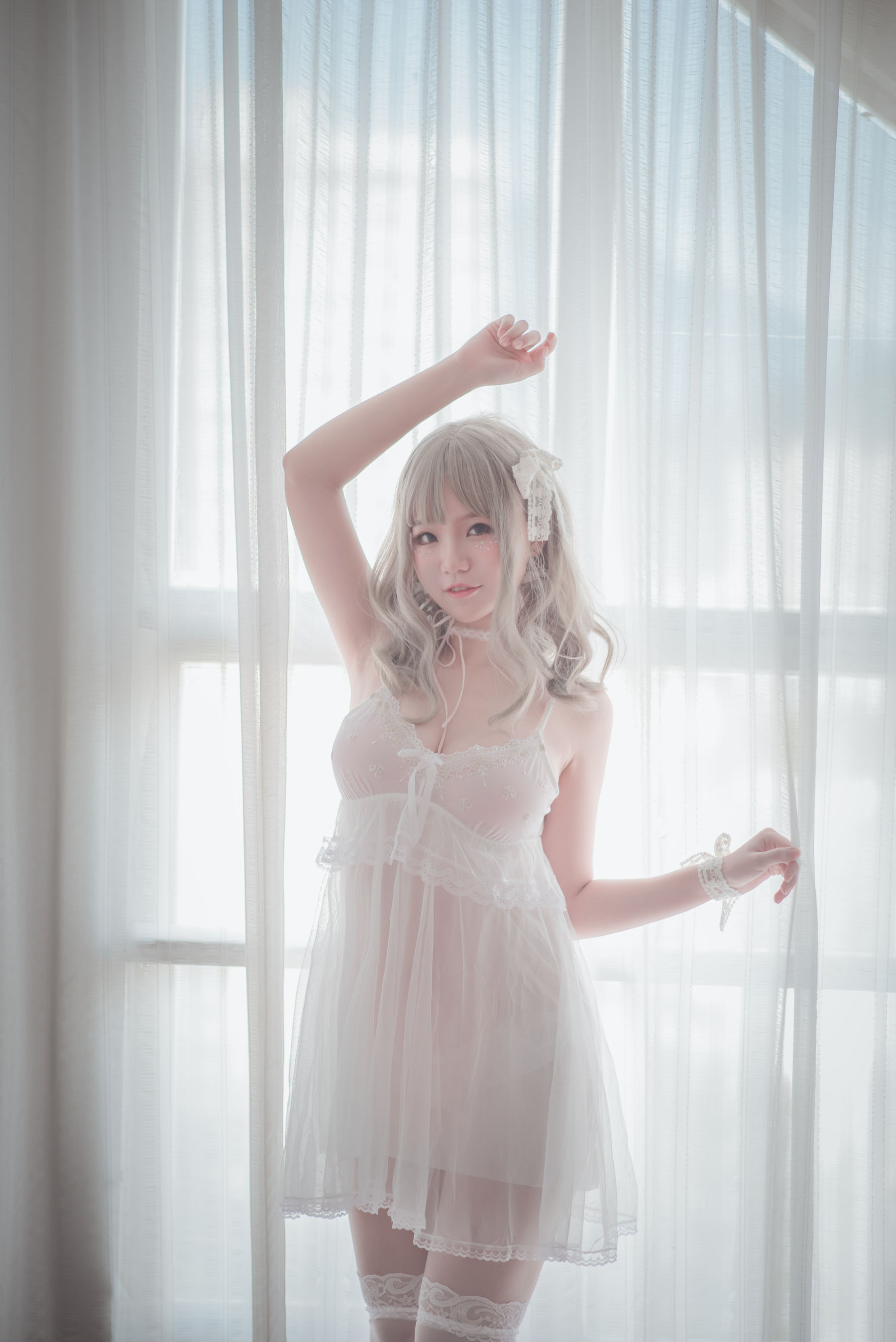 [萝莉COS] Yoko宅夏《白色丝质连衣裙》 Cosplay-第4张