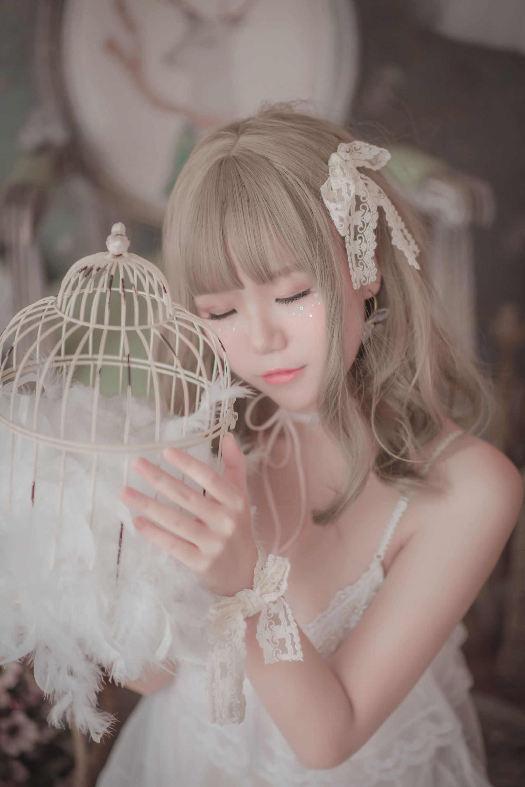 [萝莉COS] Yoko宅夏《白色丝质连衣裙》 Cosplay-第5张