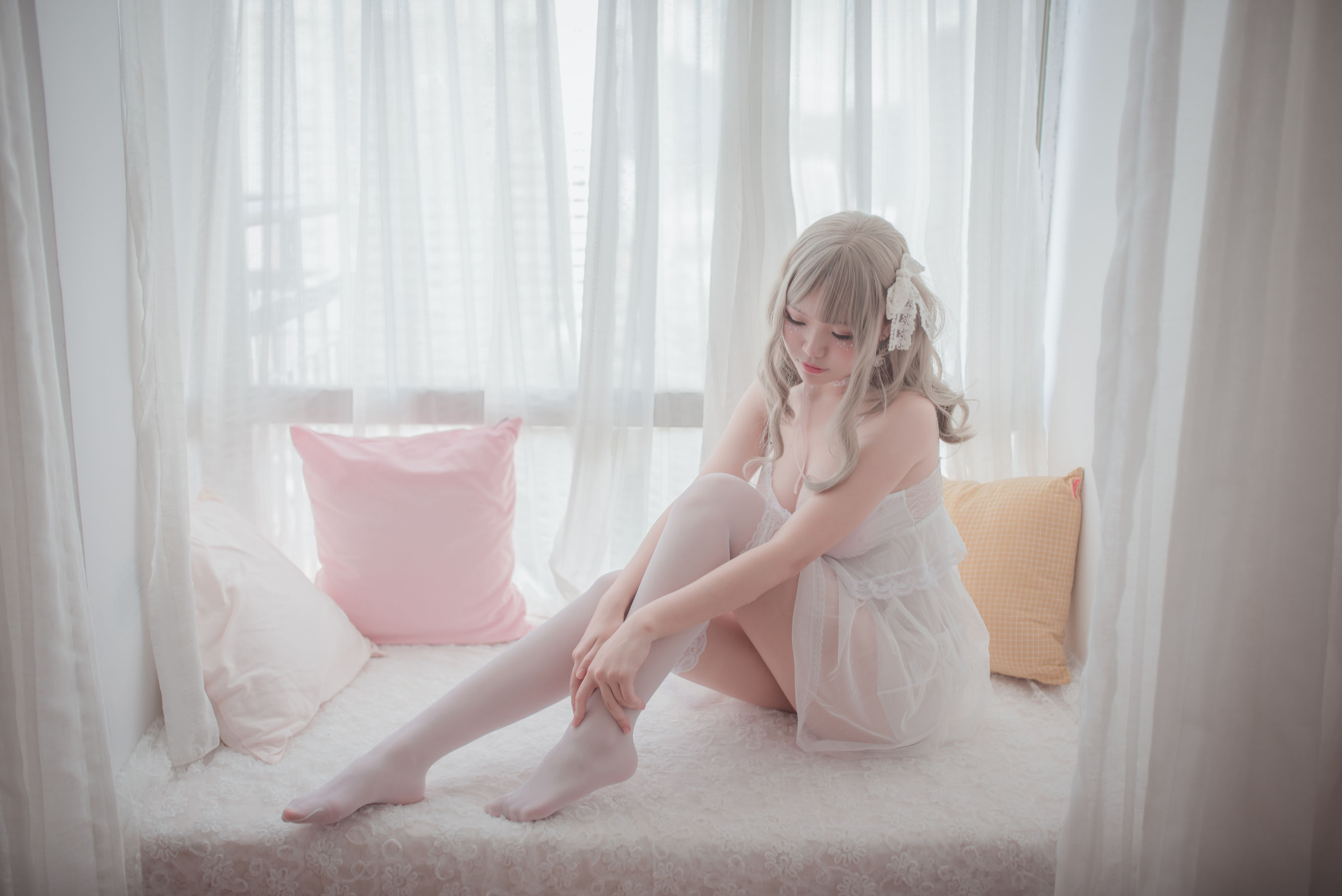 [萝莉COS] Yoko宅夏《白色丝质连衣裙》 Cosplay-第26张
