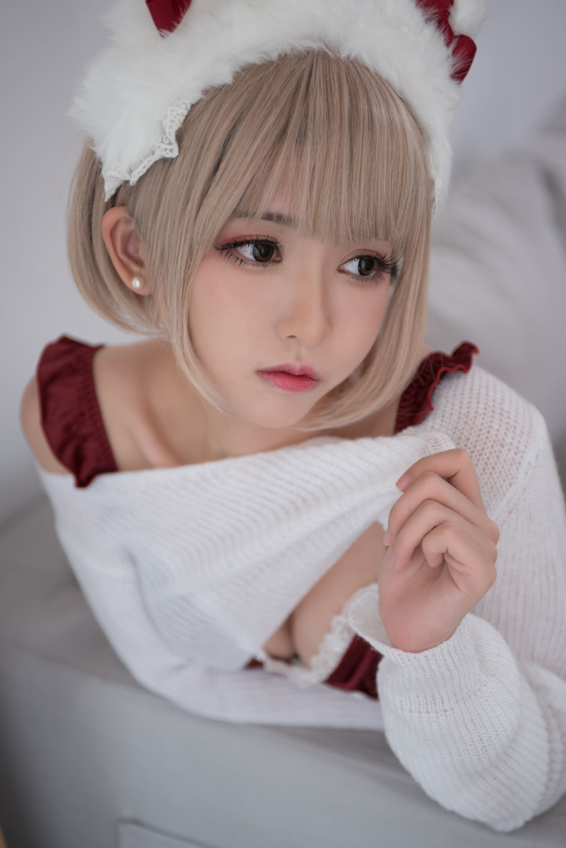 [萝莉COS] 鳗鱼霏儿 – 兽耳 圣诞白网袜 Cosplay-第3张