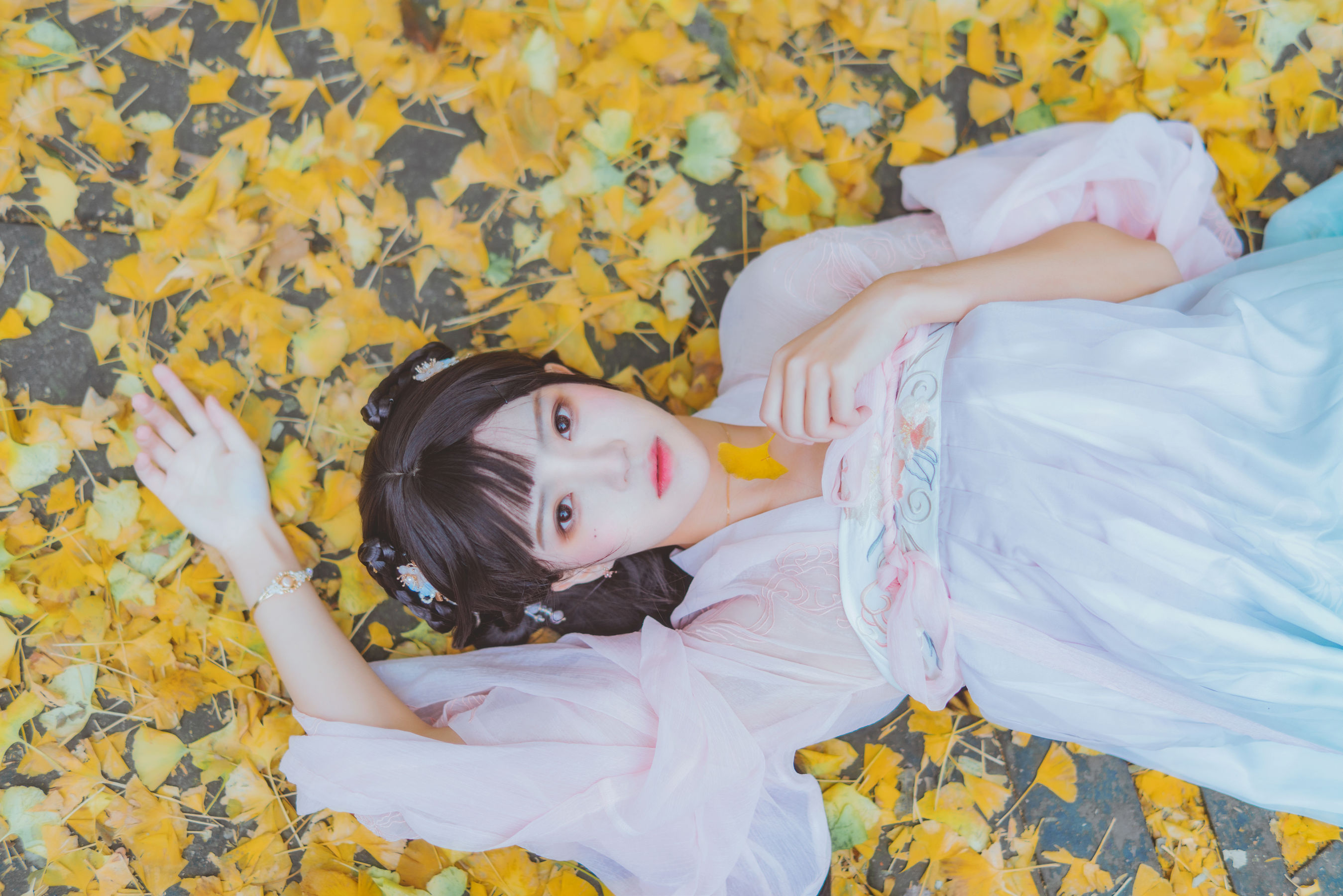桜桃喵 – 温柔之汉服银杏 Cosplay-第1张