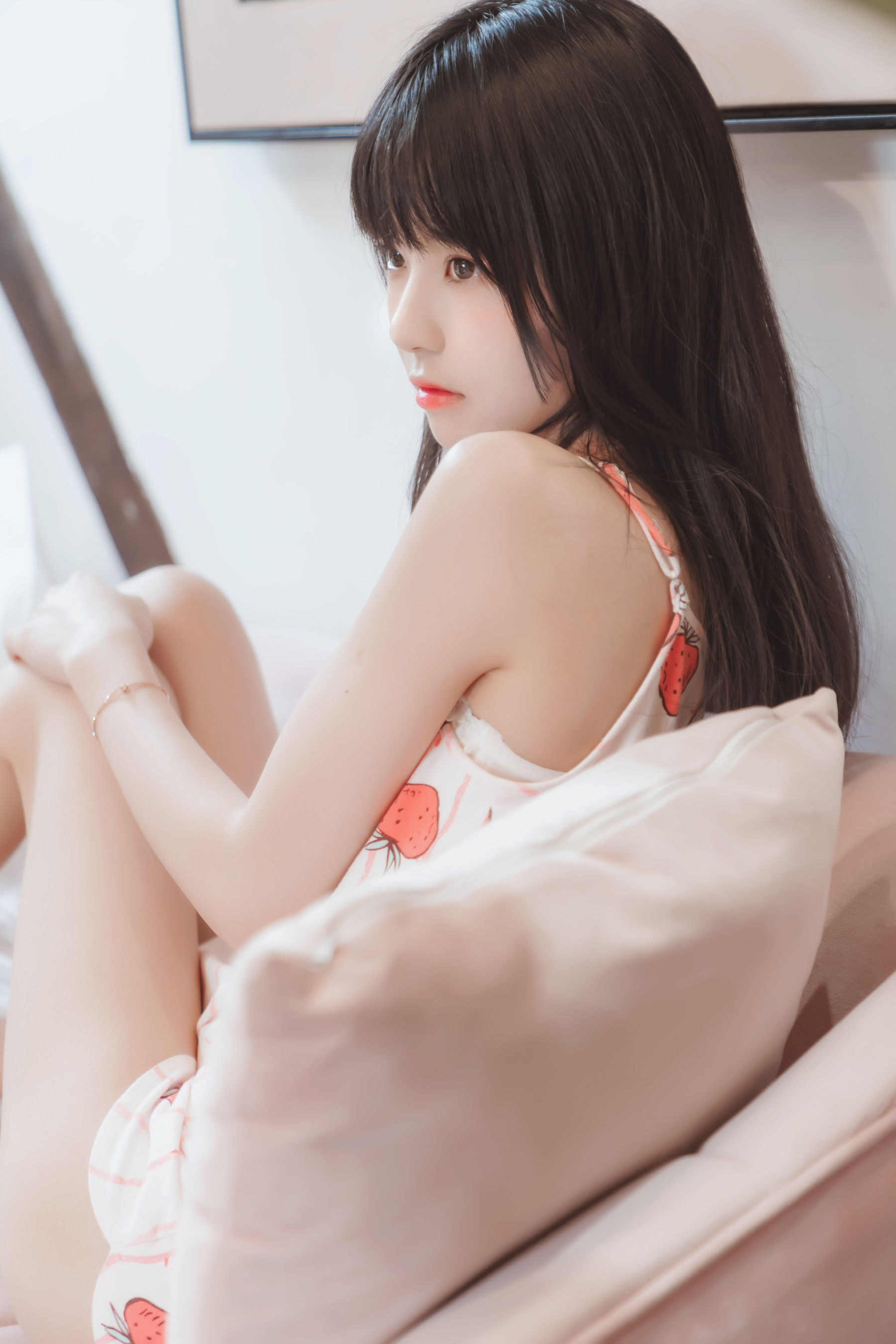 桜桃喵 – 甜甜之唇边小草莓 Cosplay-第1张