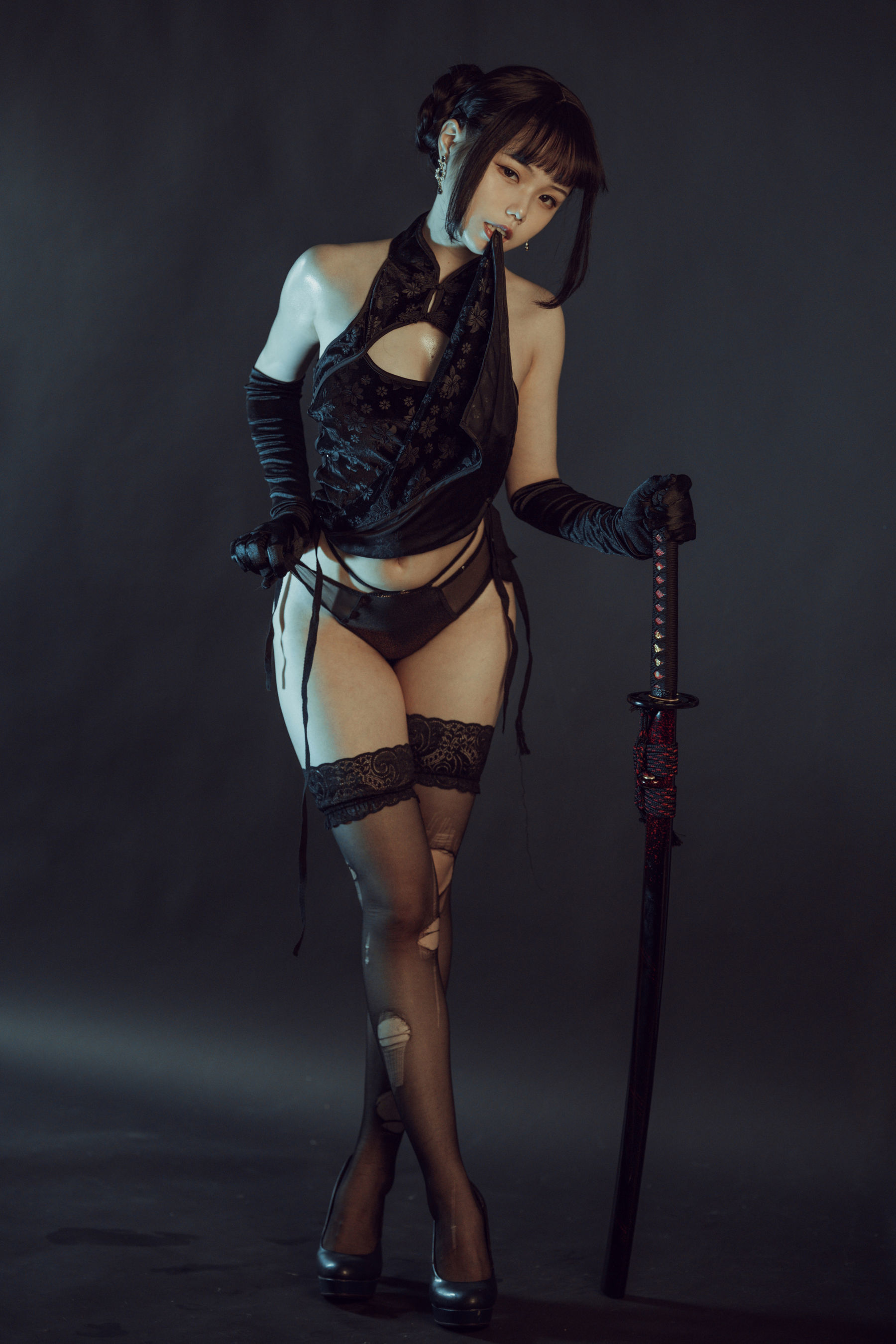 七月喵子 – 黑旗袍 Cosplay-第7张